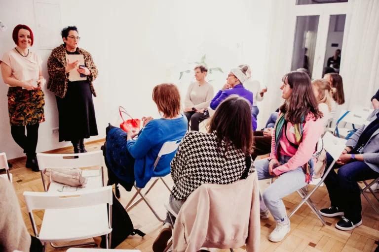 Sabine gibt einen Vortrag für Frauen.