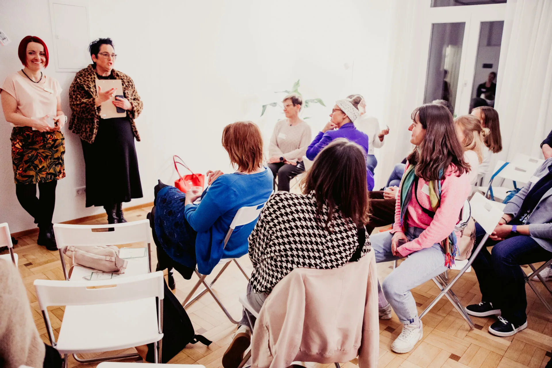 Sabine gibt einen Vortrag für Frauen.