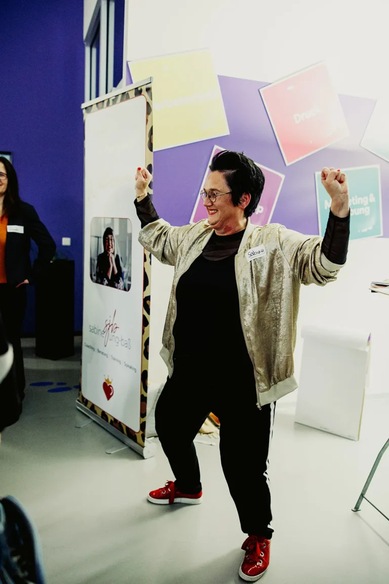 Sabine, die Führungskräfte coacht, macht eine Powerpose.
