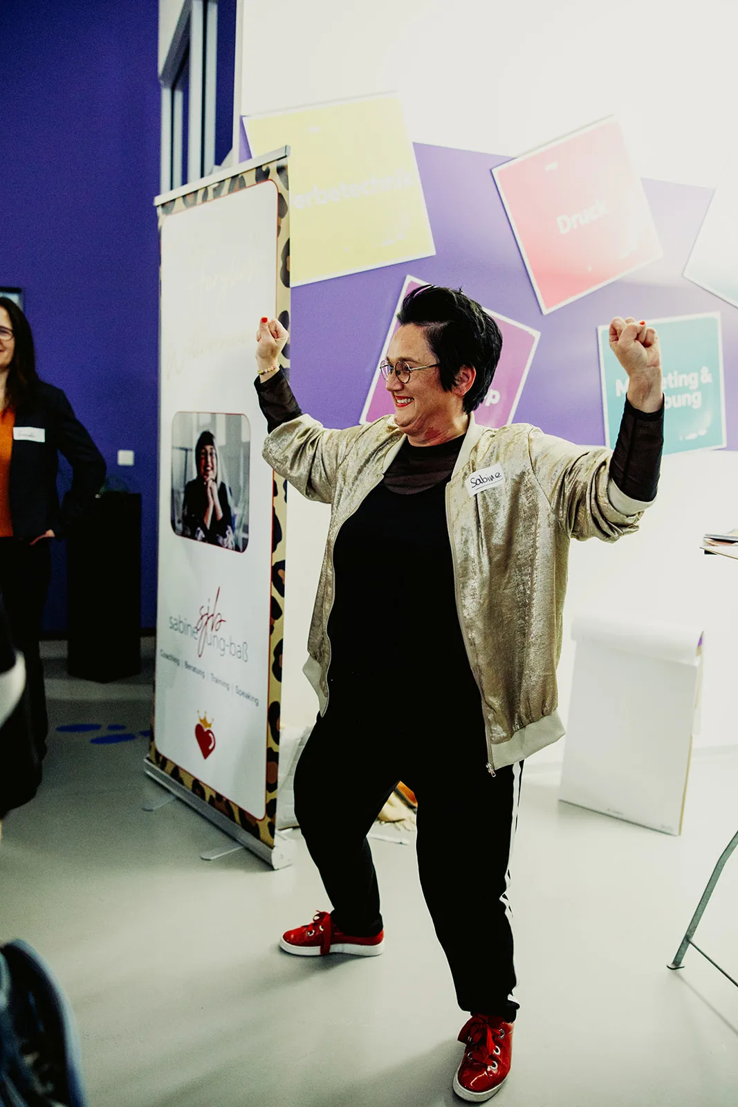 Sabine, die lebendige Vorträge für Frauen hält, macht eine Powerpose. 