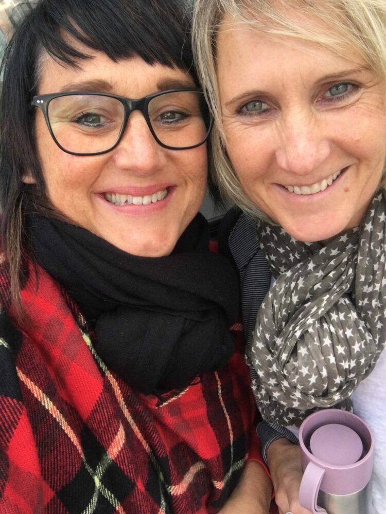 Zwei Frauen, die in die Kamera lachen