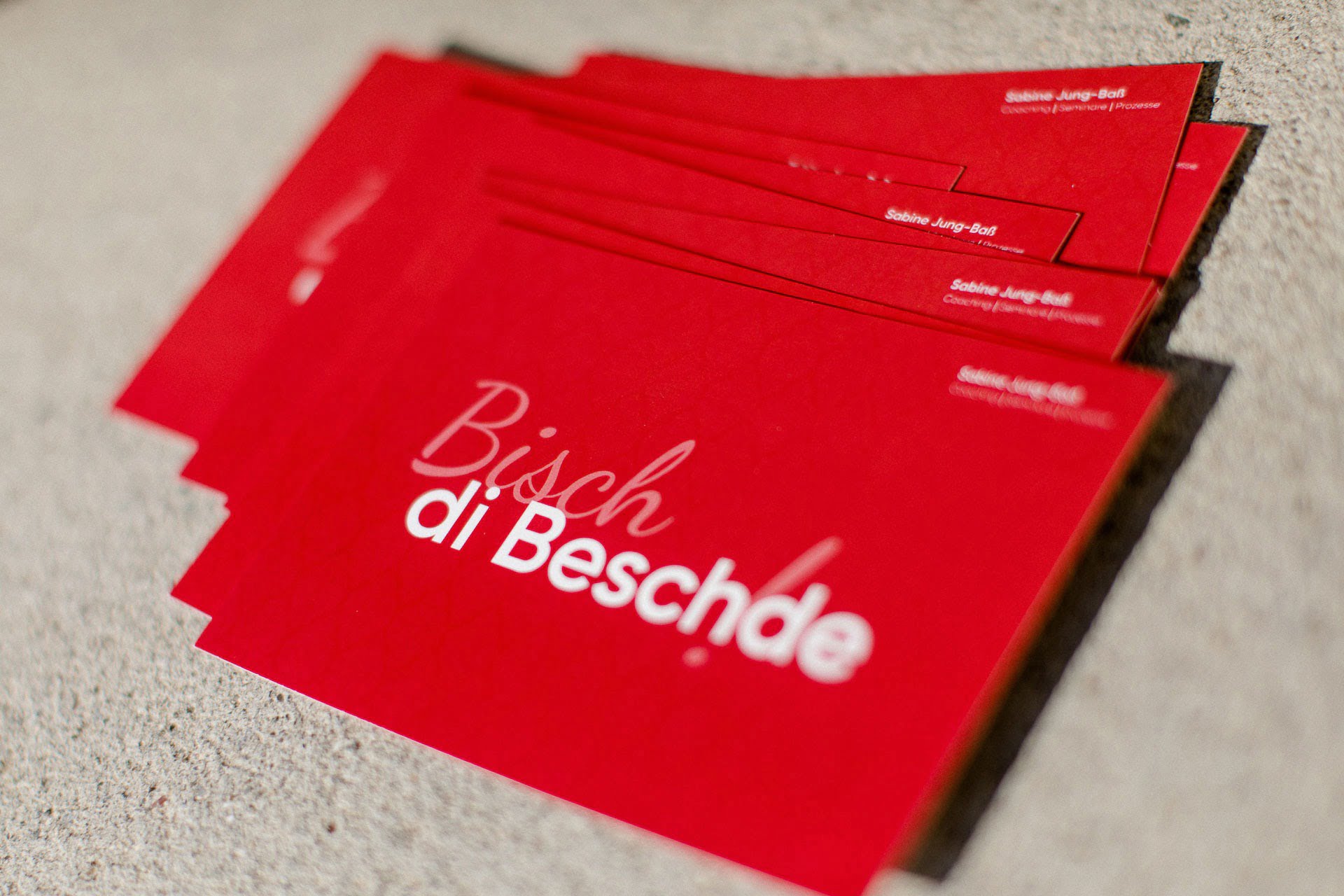 Coaching für Frauen - Bisch die Beschde Postkarten in rot auf einem Haufen