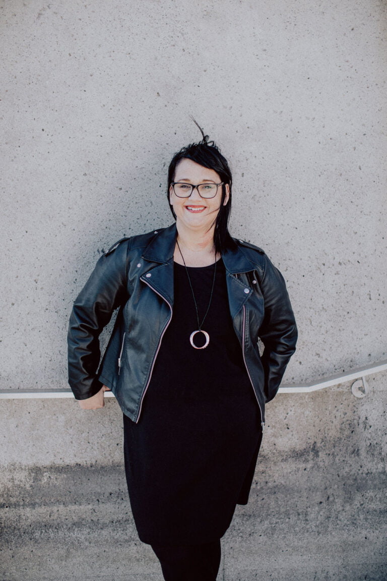 Sabine, Coach für Frauen am Bodensee sieht in die Kamera.