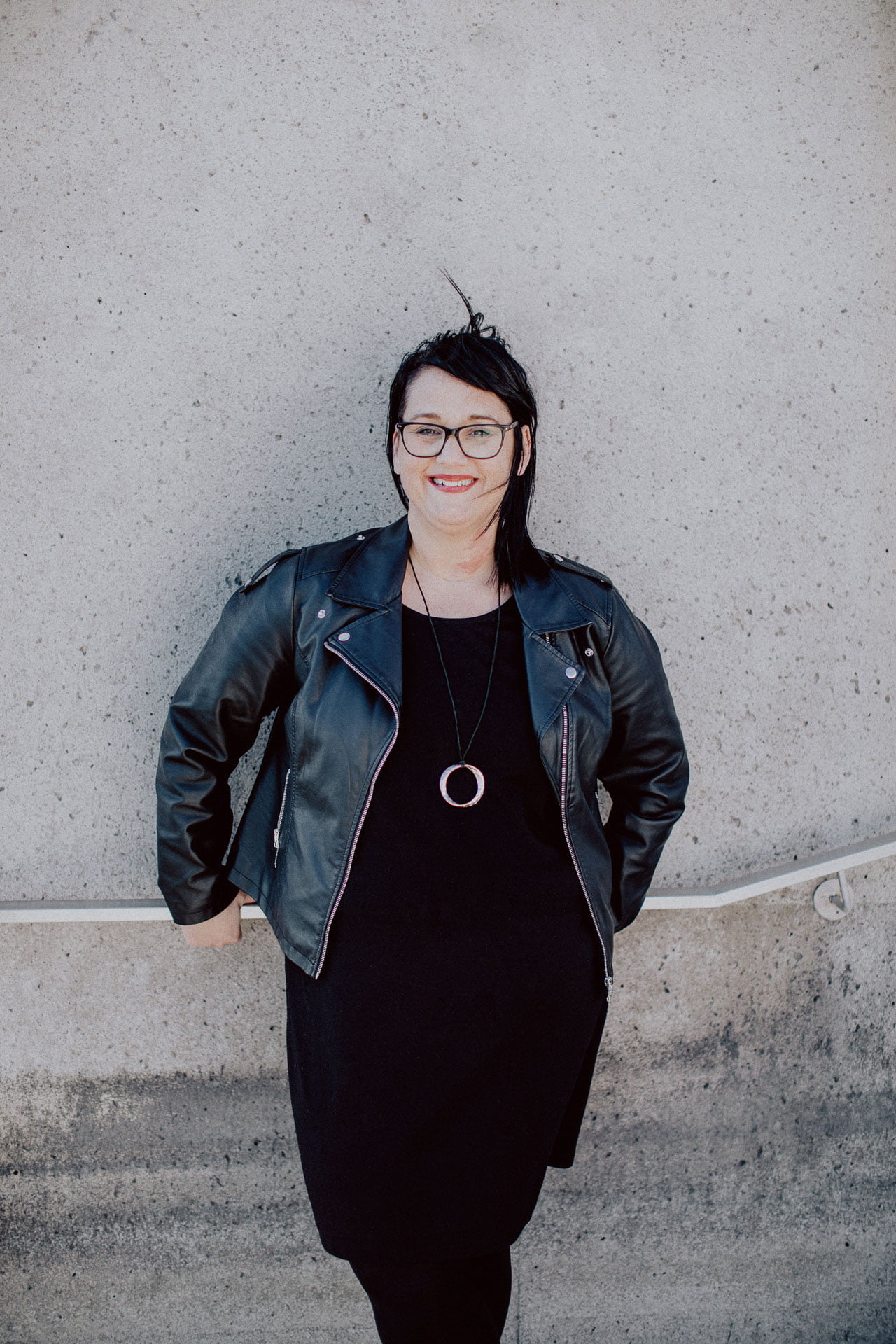 Sabine, Coach für Frauen am Bodensee sieht in die Kamera.