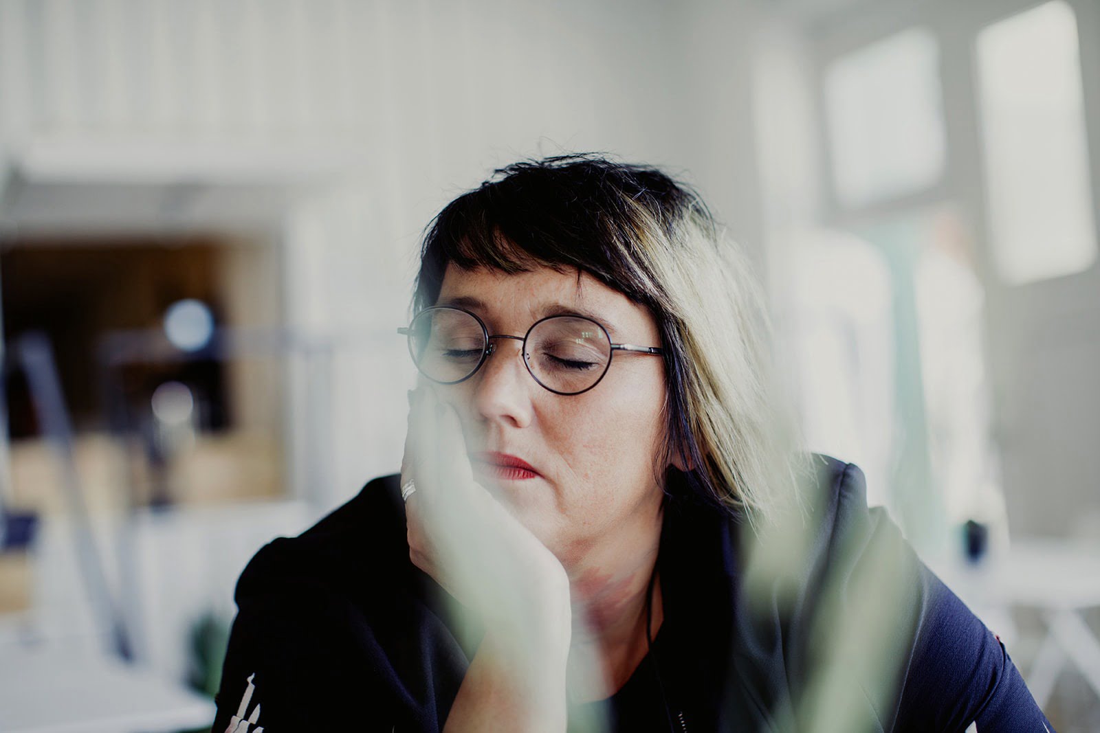 Frau mit geschlossenen Augen. Hier geht es um Podcast- Empfehlungen.