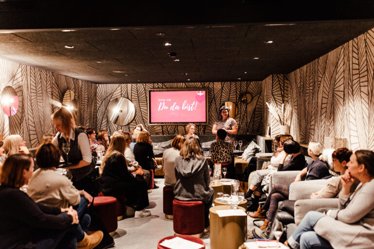 Frauen bei einem Netzwerktreffen.