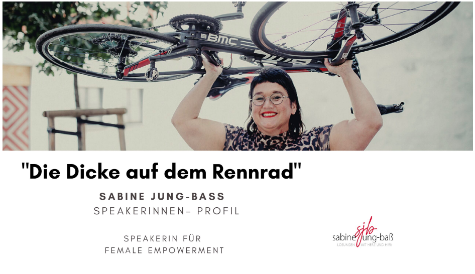 Sabine Jung-Bass hält ihr Rennrad hoch. Motivbild vom Talk: Die Dicke auf dem Rennrad