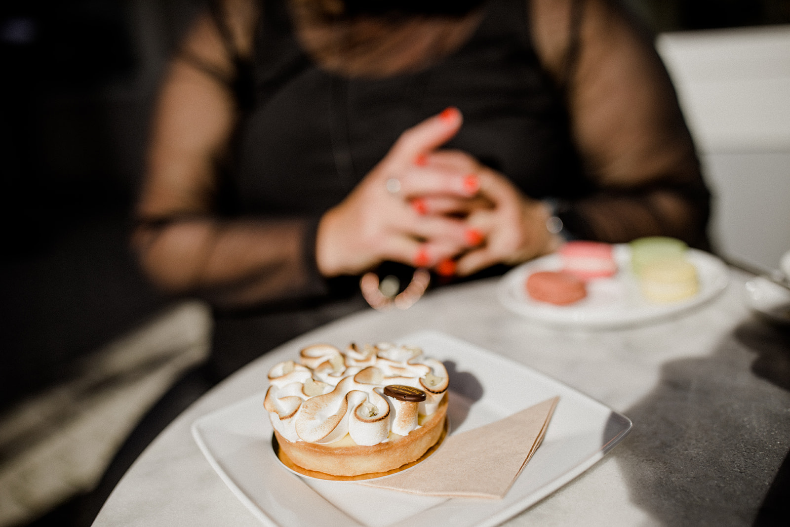 Sabine, Coach für Frauen ab 50 sitzt in einem Cafe in Wangen im Allgaäu.