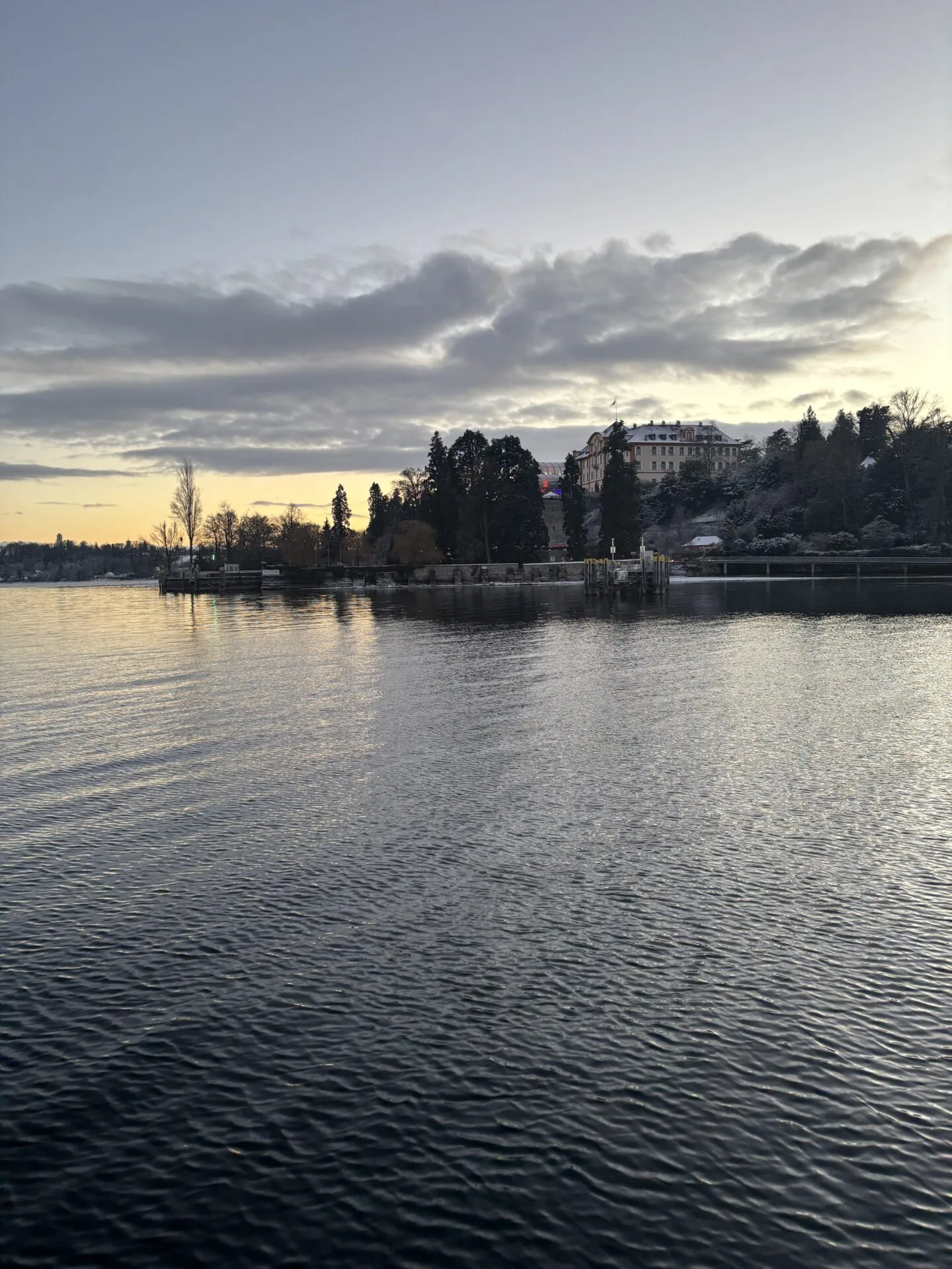 Bild vom Bodensee, hier die Mainau in schöner Abendstimmung für die Reflexion von Führungsfrauen. 